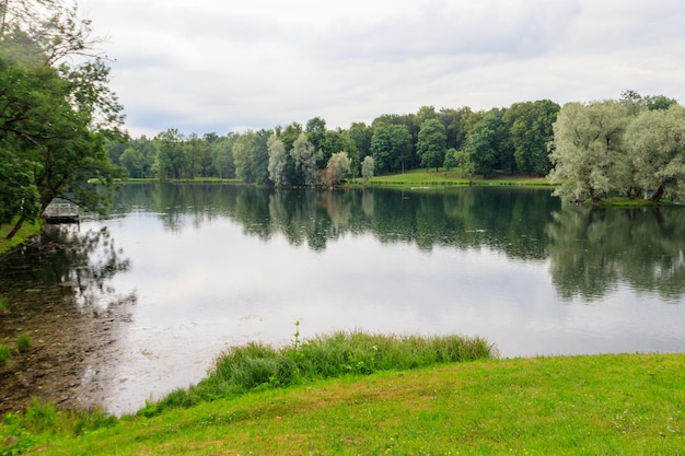 Uitzicht op een meer tijdens een regenbui in Gatchina park, Rusland