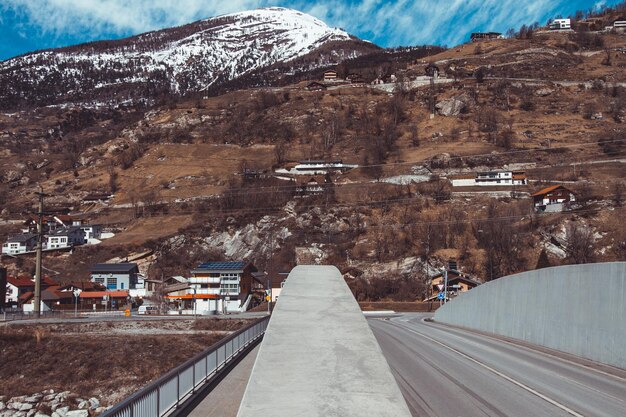 Foto uitzicht op een met sneeuw bedekte bergketen