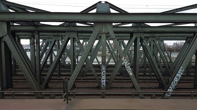 Foto uitzicht op een metalen brug over de rivier