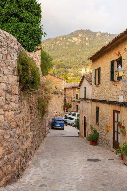Uitzicht op een middeleeuwse straat van het pittoreske Spaanse dorp Valdemossa op Mallorca of Mallorca