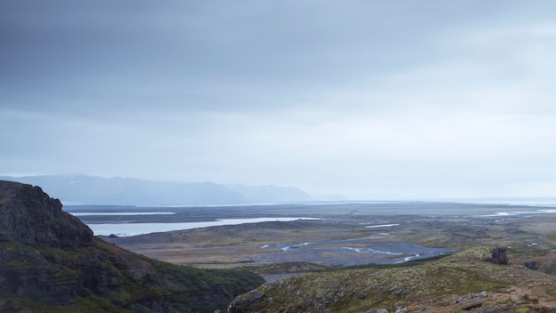 Uitzicht op een mistig landschap