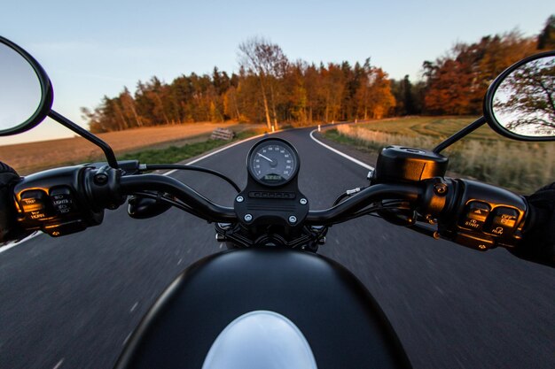 Foto uitzicht op een motorfiets op de weg