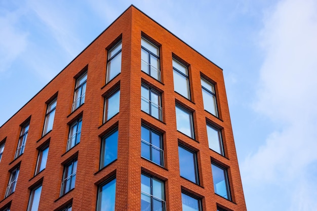 Uitzicht op een nieuw woon rechthoekig modern rood bakstenen huis met klassieke ramen