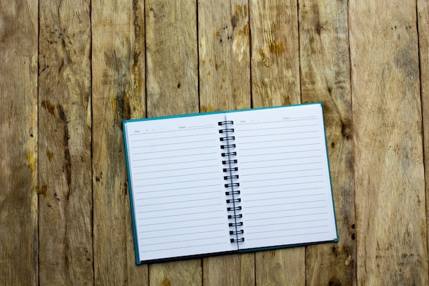 Uitzicht op een open notitieboek op een houten tafel