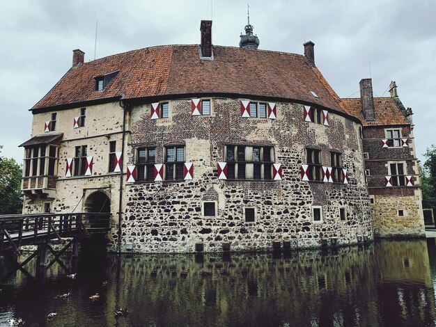 Foto uitzicht op een oud gebouw tegen een bewolkte lucht