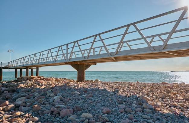 Uitzicht op een pier op het strand