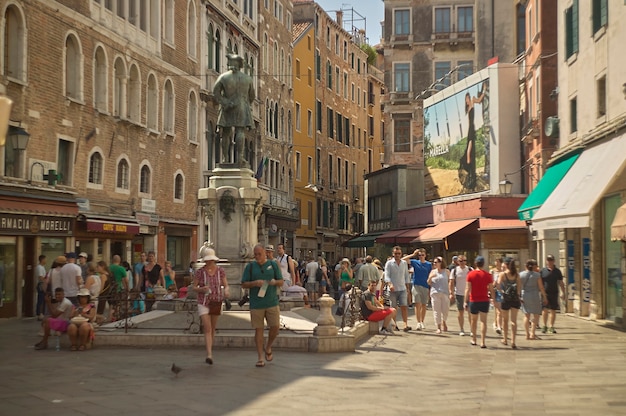 Uitzicht op een pleintje in Venetië (met name het bortolomio-veld) vol toeristen in de zomer.