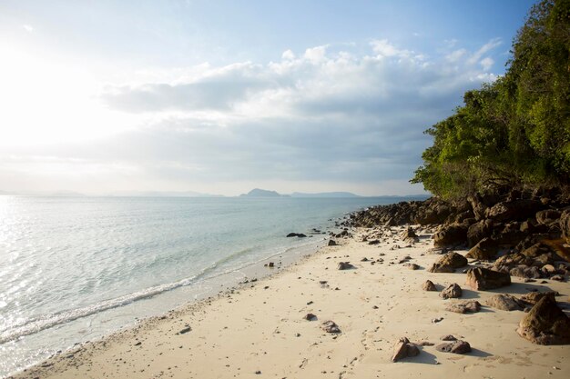 Uitzicht op een prachtig paradijsachtig strand op het eiland Ko Yao in het zuiden van Thailand