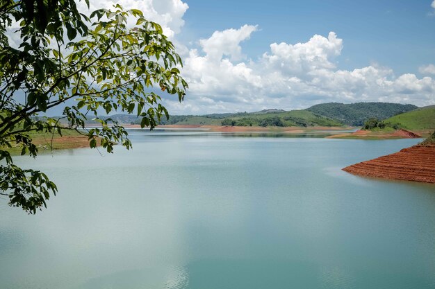 Uitzicht op een prachtige lagunevormige dam met landschap op de achtergrond