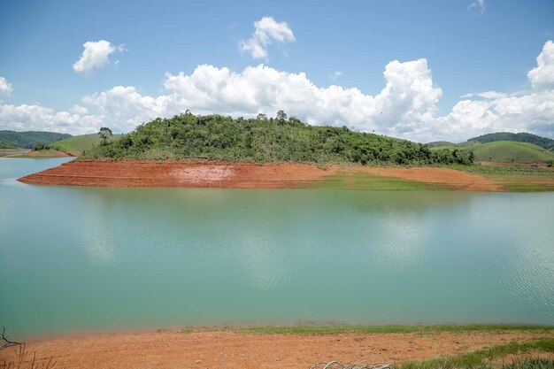 Uitzicht op een prachtige lagunevormige dam met landschap op de achtergrond