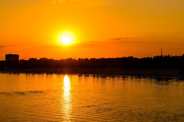 Uitzicht op een rivier de Dnjepr en de stad Kremenchug bij zonsondergang