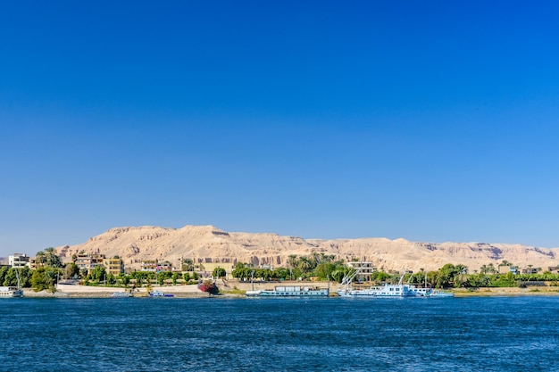 Uitzicht op een rivier de Nijl in Luxor, Egypte