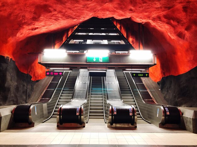 Uitzicht op een roltrap in een metrostation