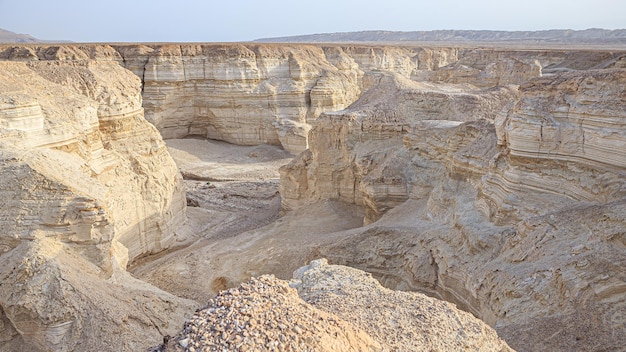 Uitzicht op een rotsachtige kloof in de woestijn van Judea in Israël