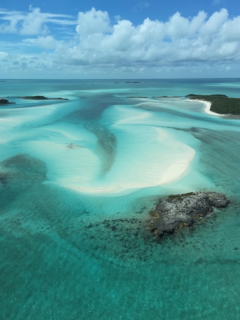 Foto uitzicht op een rustig strand tegen een bewolkte lucht