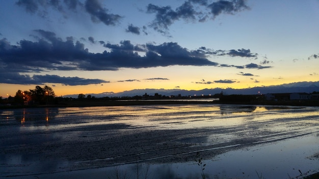 Uitzicht op een rustig strand tegen een schilderachtige lucht
