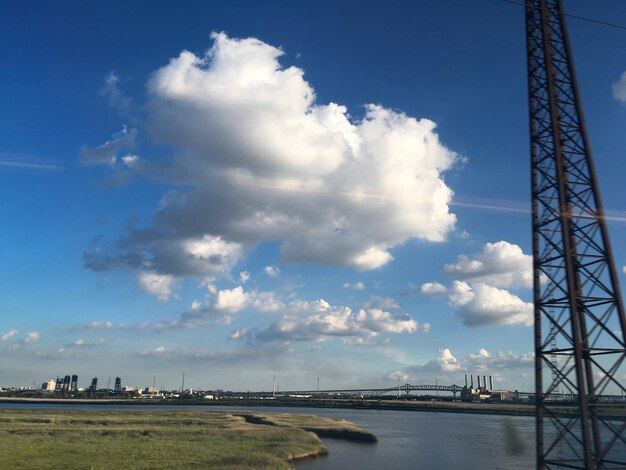 Foto uitzicht op een rustige zee tegen een blauwe hemel