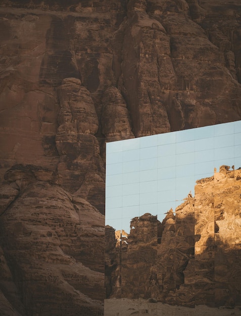 Foto uitzicht op een stenen muur met een berg op de achtergrond