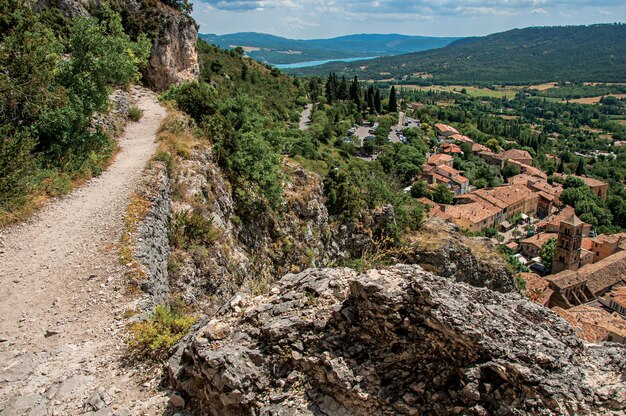 Foto uitzicht op een stenen pad boven daken en belfort in moustiers-sainte-marie in de franse provence