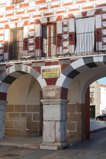 Uitzicht op een van de bogen van de Plaza Alta in Badajoz Extremadura, Spanje