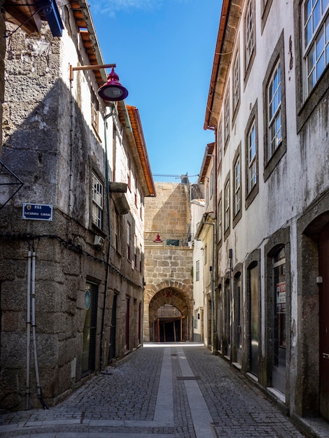 Uitzicht op een van de oude poorten van de stadsmuur van Guarda Portugal