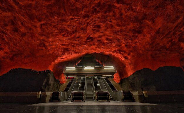 Foto uitzicht op een verlichte roltrap met oranje plafond's nachts