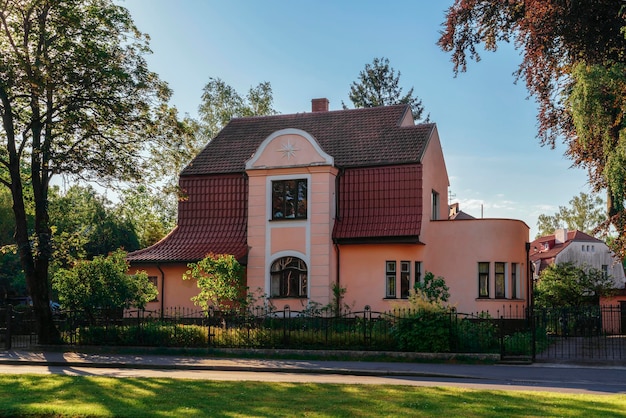 Uitzicht op een villa in de historische wijk amalienau kaliningrad rusland