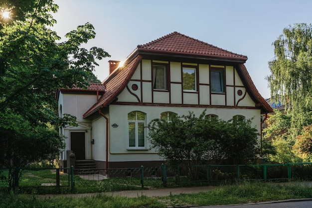 Uitzicht op een villa in de historische wijk Amalienau op een zonnige zomerdag Kaliningrad Rusland 06282