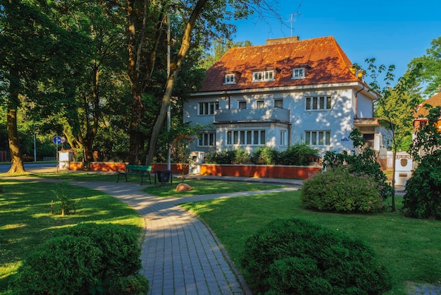 Uitzicht op een villa in de historische wijk Amalienau op een zonnige zomerdag Kaliningrad Rusland