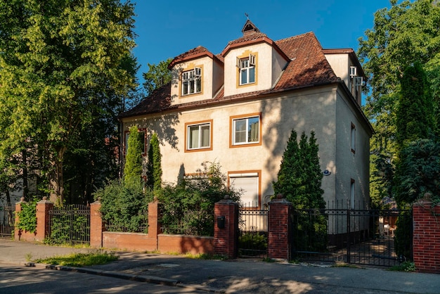 Uitzicht op een villa in de historische wijk Amalienau op een zonnige zomerdag Kaliningrad Rusland