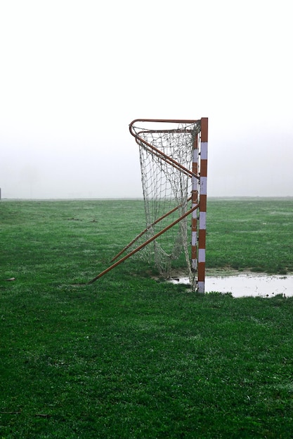 Foto uitzicht op een voetbaldoelpaal op het veld