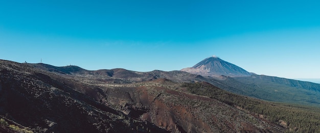 Foto uitzicht op een vulkanische berg tegen een blauwe hemel