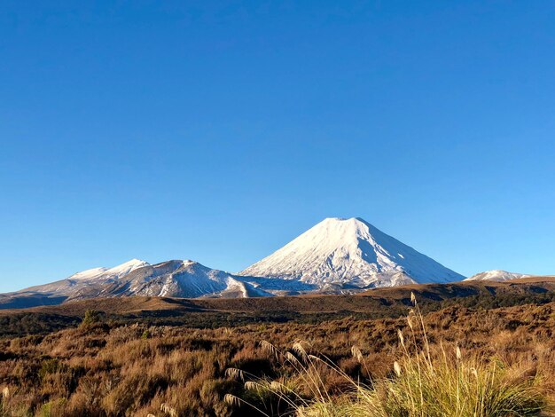 Foto uitzicht op een vulkanische berg tegen een blauwe hemel