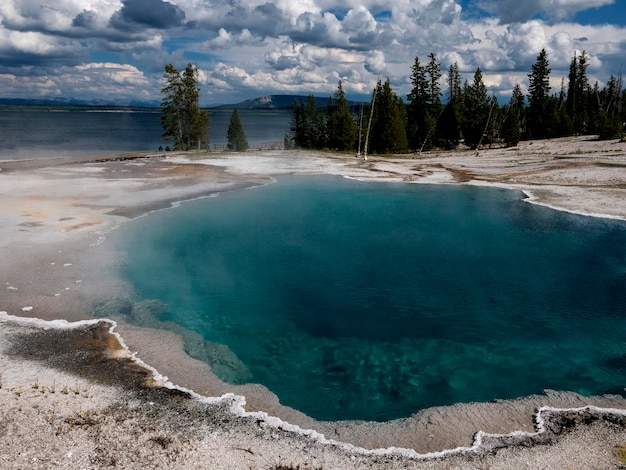 Uitzicht op een warmwaterbron in het Yellowstone National Park