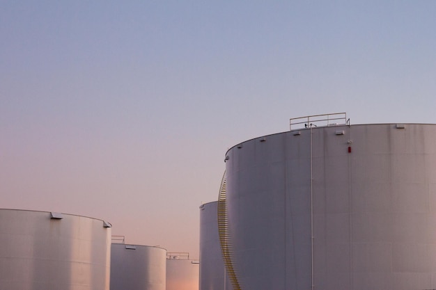 Uitzicht op een wateropslagtank tegen een heldere lucht