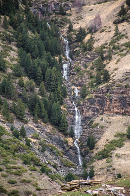 Uitzicht op een waterval bij de stad Cerler in de Benasque-vallei