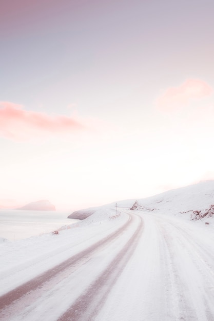 Uitzicht op een weg bedekt met sneeuw