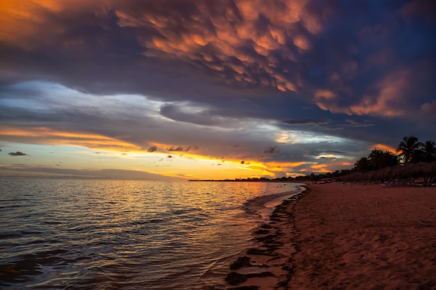 Uitzicht op een zandstrand Playa Ancon aan de Caribische Zee in Triniday Cuba