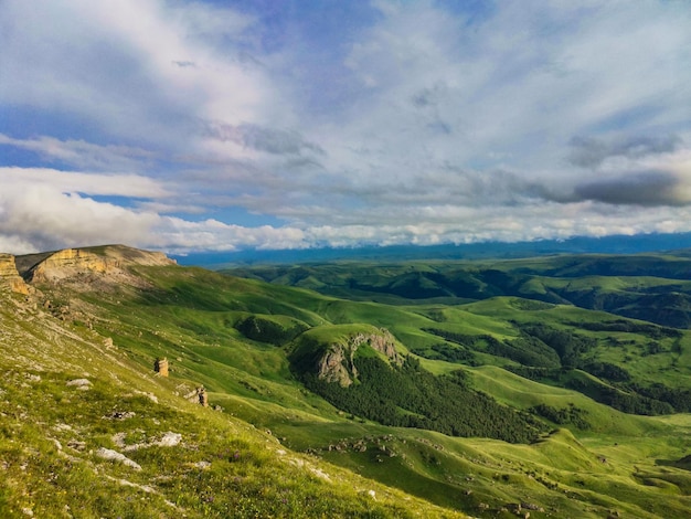 Uitzicht op Elbrus en het Bermamyt-plateau in de KarachayCherkess Republic Russia