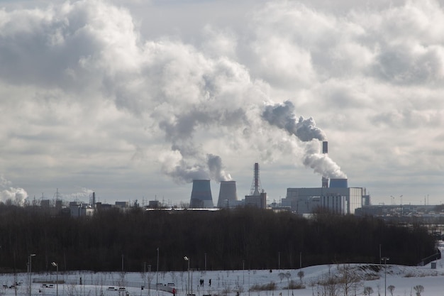 Uitzicht op emissies van de leidingen van een thermische elektriciteitscentrale op een zonnige dag