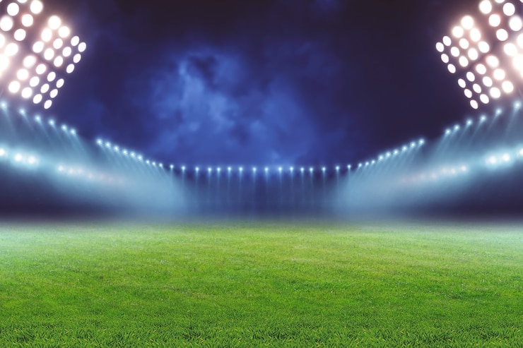 Foto uitzicht op emty verlicht voetbalveld 's nachts
