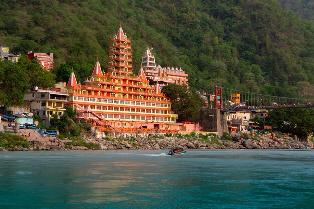 Uitzicht op Ganga rivier dijk Lakshman Jhula brug en Tera Manzil tempel Rishikesh India