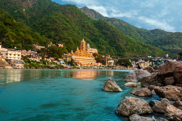 Uitzicht op Ganga rivier dijk Lakshman Jhula brug en Tera Manzil tempel Rishikesh India