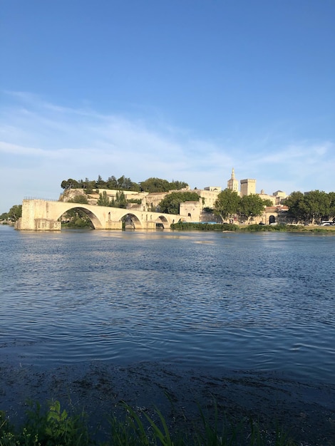 Foto uitzicht op gebouwen door de rivier tegen de lucht