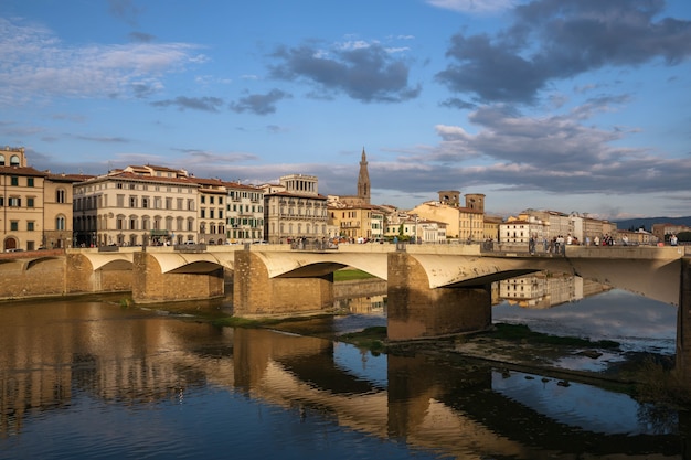 Uitzicht op gebouwen langs de rivier de Arno in de schemering in Florence