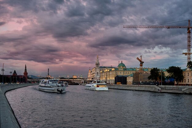 Foto uitzicht op gebouwen langs de rivier tegen een bewolkte lucht