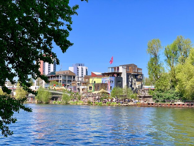 Foto uitzicht op gebouwen langs de rivier tegen een blauwe hemel