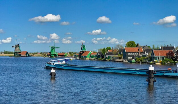 Uitzicht op gebouwen tegen een blauwe hemel