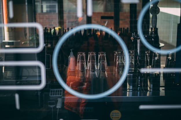 Foto uitzicht op glazen door het raam in de bar