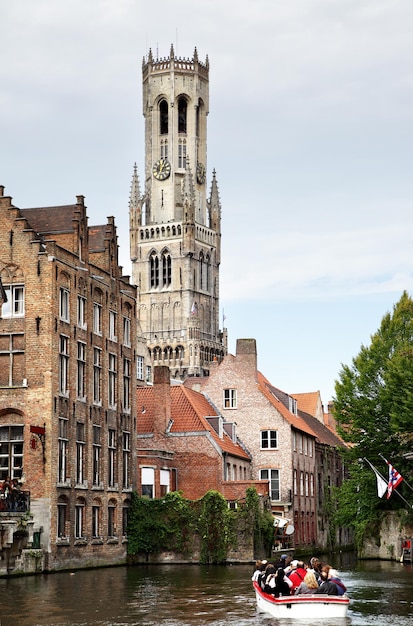 Uitzicht op grachten en Belfort in Brugge België